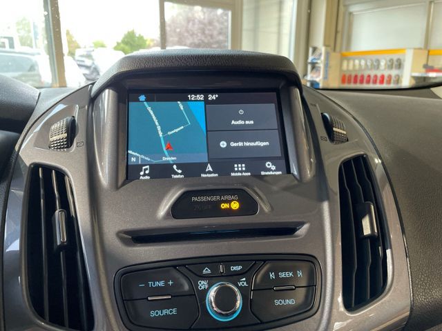 Auto Lenkrad mit Airbag und Audiosystem und Bordcomputer